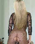 Eine hübsche Blondine trägt schwarze Nylon-Dessous