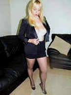 Eine blonde Lady im sexy Minirock