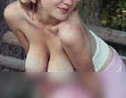 Eine junges Taschengeldgirl zeigt sich aufreizend sexy