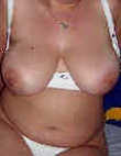 Ein rundliches Girl zeigt ihre großen Brüste